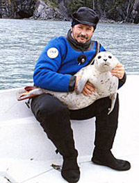 picture of Dave Withrow holding a juvenile harbor seal (31216 bytes)